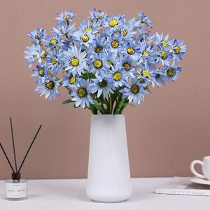 Bouquet de marguerites artificielles Ruilisi en soie pour décorations de mariage – Orange, rose, blanc, violet clair, bleu, violet pâle - Product Image 3