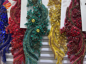 Applicazione in Pizzo con Perline di Strass <span class=keywords><strong>Verde</strong></span> Scuro Delicato, Coppia di Patch Scintillanti in Cristallo Artigianale per Corsetti di Alta Moda e Costumi da Ballo - Product Image 6