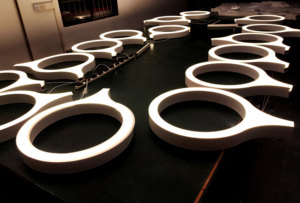 Plafonnier LED série <span class=keywords><strong>Aquarius</strong></span> personnalisé design circulaire incurvé télécommande hauteur réglable pour usage de bureau taille moyenne - Product Image 5