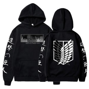 Felpa con cappuccio stampata " L'attacco dei Giganti "   Il pullover Harajuku da uomo in stile coppia è un look street style ispirato agli anime di tendenza. - Product Image 1