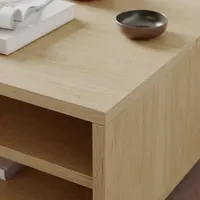Table basse carrée moderne avec étagères ouvertes, finition bois naturel, base plateforme basse pour des espaces de vie organisés