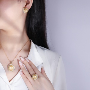 Wholesale Eco-friendly Copper 18K Gold Plated Geometric Shell Pearl Bridal Flower Pendant and <b>Earrings</b> Jewelry <b>Set</b> for Wedding - Product Image 6