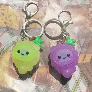 Llavero con botón antiestrés de la serie de frutas simuladas originales, pequeño colgante de dibujos animados de PVC con forma de melocotón y limón, juguete para mochila - Product Image 3