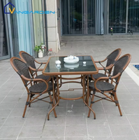 Ensemble table et chaises d'extérieur en rotin empilables, style moderne et minimaliste, confortable, pour comptoir, cour et événements, usage commercial, personnalisable en gros
