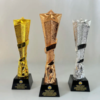 Trophées et récompenses en résine gravés au laser de style pyramidal, écologiques, en gros, à prix abordable, et plaques vierges personnalisables