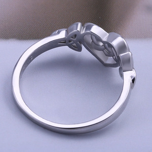 Anello classico con nodo celtico a forma di cuore per donna, elegante design intarsiato, gioielli alla moda per tutti i giorni - Product Image 5