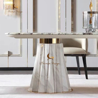 Table à manger en marbre naturel, plateau en marbre plissé, base en marbre, bordure dorée, texture luxueuse, salle de banquet de villa, mobilier de salle à manger haut de gamme