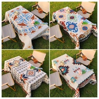 Chemin de table texturé style nordique avec pompons, qualité supérieure pour la décoration d'hôtels de charme, idéal pour les pique-niques en extérieur