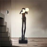 Lampe sur pied en résine, style moderne et minimaliste, avec figurine abstraite tenant une boule, lumière tricolore, économe en énergie, intensité variable, E27