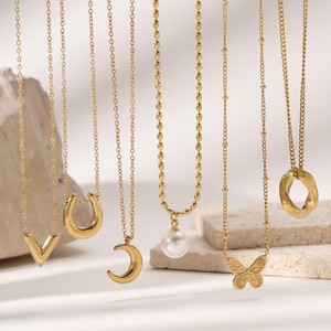 Nuova Collana Minimalista con Ciondolo a Farfalla e <span class=keywords><strong>Luna</strong></span> a Forma <span class=keywords><strong>di</strong></span> V con Perla, Catena in Acciaio Inossidabile Placcato Oro 18k Anti-sbiadimento - Product Image 1