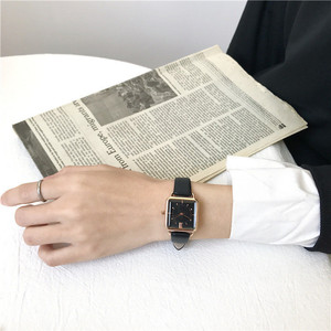 Petite montre à quartz carrée décontractée avec un bracelet fin et une touche de luxe discret - Product Image 4