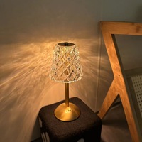 Lampe de chevet moderne en fer avec commande tactile LED Éclairage intelligent pour la décoration de la maison Lumière de nuit de luxe et lampe de lecture