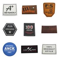 Étiquette en cuir marron personnalisée en PU avec logo en relief métallique pour vêtement