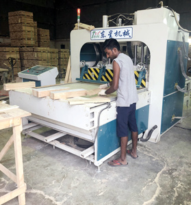 Máquina <span class=keywords><strong>de</strong></span> unión continua <span class=keywords><strong>para</strong></span> tablero <span class=keywords><strong>de</strong></span> <span class=keywords><strong>madera</strong></span> maciza, <span class=keywords><strong>madera</strong></span> contrachapada, motor <span class=keywords><strong>de</strong></span> <span class=keywords><strong>prensa</strong></span> <span class=keywords><strong>de</strong></span> junta <span class=keywords><strong>de</strong></span> dedo automático <span class=keywords><strong>de</strong></span> <span class=keywords><strong>alta</strong></span> <span class=keywords><strong>frecuencia</strong></span>, <span class=keywords><strong>prensa</strong></span> <span class=keywords><strong>de</strong></span> encolado HF - Product Image 4