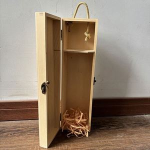 Caja de Madera de Pino para una Sola Botella de Vino con Asa de Cuerda y Cierre Metálico - Product Image 2