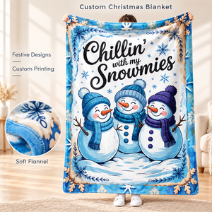 Couverture en flanelle douce personnalisée avec motif de trio de bonhommes de neige de Noël vintage, légère et anti-acariens, imprimé bleu et blanc, cadeau - Product Image 1