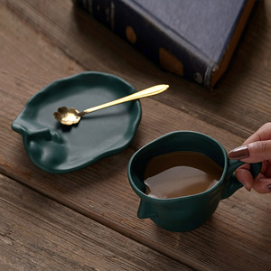 Tasse à café en céramique 260 ml avec motif abstrait créatif visage et baiser, avec anse, soucoupe et cuillère, coffret cadeau - Product Image 4