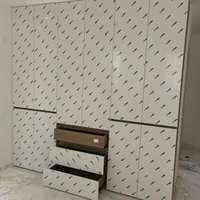 Armoire de chambre moderne personnalisable, design autoportant, étagères réglables, construction en bois durable et écologique, pour salon