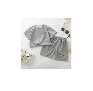 Ensemble élégant pour garçons avec un matériau durable à coutures de qualité supérieure et un look avant-gardiste adapté à toutes les occasions en saison - Product Image 1