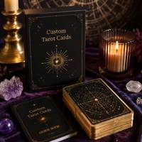 Cartes de tarot personnalisées haut de gamme avec logo estampé à l'or, bords dorés métalliques, jeu de cartes oracle avec boîte magnétique et guide.