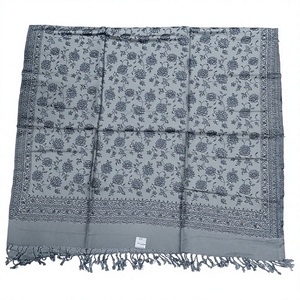 Hijab pour femmes, imprimé floral à pois carrés, en laine légère, pour l'hiver, à porter tous les jours, avec bordure à franges - Product Image 1