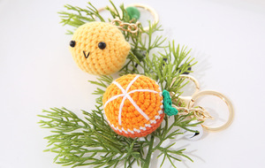Lote de Llaveros de Ganchillo Personalizados al por Mayor, Llaveros de Lujo Tejidos con Forma de Fruta y Donut con Campana, Regalo Promocional para Eventos - Product Image 6
