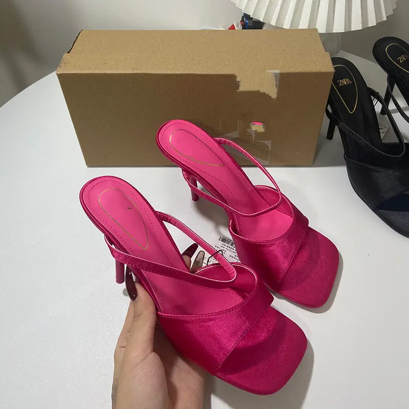 Designer de moda marca sapatos das mulheres Square Toe única cinta salto bombas sandálias salto alto