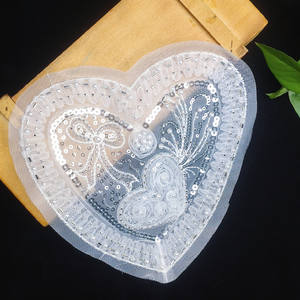 Benutzer definierte Großhandel weiß gestickte aufgenähte Spitze Chenille Patches mit Pailletten Perlen <span class=keywords><strong>Patch</strong></span> <span class=keywords><strong>Feminist</strong></span> für Frau Kleidung Brautkleid - Product Image 2