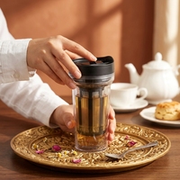 Bouteille d'eau en plastique portable à double couche avec couvercle poussoir créatif, infuseur à thé et café froid à boire directement