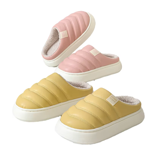 Chaussons de créateur confortables en peluche avec semelle en PVC, baskets en fourrure, chaussons chauds en peluche tendance - Product Image 1