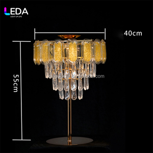 Support de fleurs en métal doré LEDA, centre de table avec support en métal et cristal, avec éclairage pour la décoration de mariage, de fête ou d'événement - Product Image 2