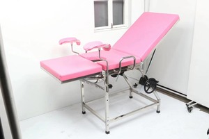 4 Patas 8 patas OEM <span class=keywords><strong>Hospital</strong></span> cama obstétrica médica Rosa negro Acero inoxidable ginecológico cama de entrega manual con volantes - Product Image 3