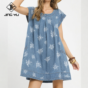 Robe mini en jean délavé à imprimé plage du fabricant, légère et respirante, personnalisable - Product Image 2