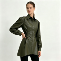 Vintage Olivgrünes Damen-Hemdblusenkleid aus PU-Leder mit Taillenschnürung, Umlegekragen und seitlichem Kordelzug – Maßgeschneiderter Damen-Mode-Mantel