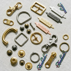 Accessoires de luxe personnalisés pour la fabrication de sacs : boutons-pression, fermoirs mousquetons, pièces spéciales, boucles métalliques, crochets pour sacs à main et pochettes. - Product Image 1