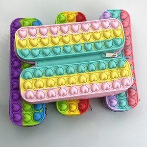 Bolsa de silicona para almacenamiento de juguetes sensoriales, estuche de lápices de colores Pop, bolsa de lápiz de burbujas con corazón - Product Image 5