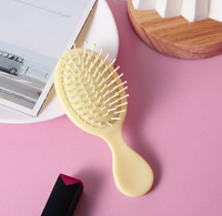 Nouveau peigne coussin d'air en peluche en forme de monstre. Peigne mignon au charme féminin. Doux et délicat. Mini peigne portable.