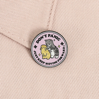 Ne vous inquiétez pas, continuez à avancer – Broche à impression UV avec citation inspirante, motif chat et lapin enlacés, bijou de revers, cadeau pour amis