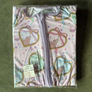 Caja Sorpresa de Pijamas de Bambú para Bebé con Estampado de Personajes, Cierre de Cremallera, Venta al por Mayor, Lista para Enviar (ODM) - Product Image 2