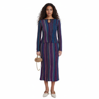 Nouvelle collection Printemps 2026 : Ensemble décontracté pour femme en tricot avec fil doré et argenté, comprenant un pull et une jupe midi en maille, idéal pour les fêtes.