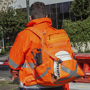 กระเป๋าเป้สะพายหลังโพลีเอสเตอร์กันน้ำสะท้อนแสงแบบ Hi-Vis ปิดด้วยซิป เหมาะสำหรับงานล่าสัตว์ ขี่มอเตอร์ไซค์ สีส้มสะท้อนแสงสูง ใช้ได้ทั้งชายและหญิง - Product Image 2