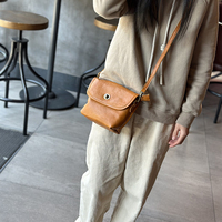 Tas Selempang Kulit Asli Logo Kustom, Tas Messenger Kulit Sapi Vintage dengan Tutup Lipat dan Tali Pengikat yang Dapat Disesuaikan untuk Perjalanan Sehari-hari Wanita