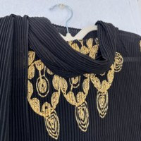 Robe longue plissée sans manches avec broderie dorée ethnique