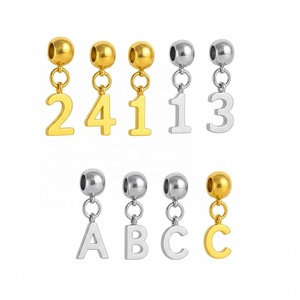 Dijes Deslizantes con Letras y Números |   Topes de Posicionamiento de Silicona con Iniciales del Alfabeto y Números del 0 al 9, Ajustables, de Acero Inoxidable con Baño de Oro PVD de 18K - Product Image 1