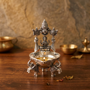 Idole de temple artisanale Lakshmi Deepa, finition antique, en argent pur, pour culte spirituel, décoration religieuse et d'intérieur, monuments en argent pur - Product Image 2