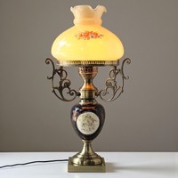 Lampu Kaca CHIMNI EB2702 Klasik dengan Keramik Berpusat, Warna Kuningan Antik