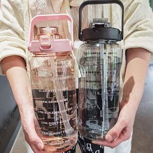 แก้วน้ำความจุมาก ปลอดสาร BPA ขนาด 2 ลิตร ครึ่งแกลลอน สำหรับออกกำลังกาย ฟิตเนส กีฬา ขวดน้ำพลาสติกใสพร้อมตัวบอกเวลาและหลอดดูด - Product Image 1