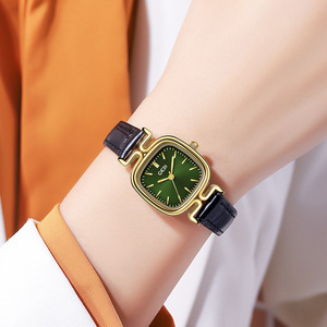 Reloj de cuarzo cuadrado con esfera verde para mujer y correa de piel de cocodrilo negra - Product Image 4