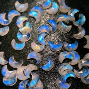 เพชรรูปพระจันทร์เสี้ยวทรงพระจันทร์เสี้ยวเกรด AAA ประดับด้วยพลอยสีฟ้า (แพ็คละ10ชิ้น) - Product Image 2