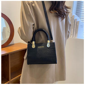 Bolso <span class=keywords><strong>de</strong></span> hombro texturizado para mujer, estilo 2025, a la moda, versátil, con patrón <span class=keywords><strong>de</strong></span> cocodrilo y pedrería, estilo occidental sencillo, con cremallera y diseño <span class=keywords><strong>de</strong></span> letra cruzada. - Product Image 2